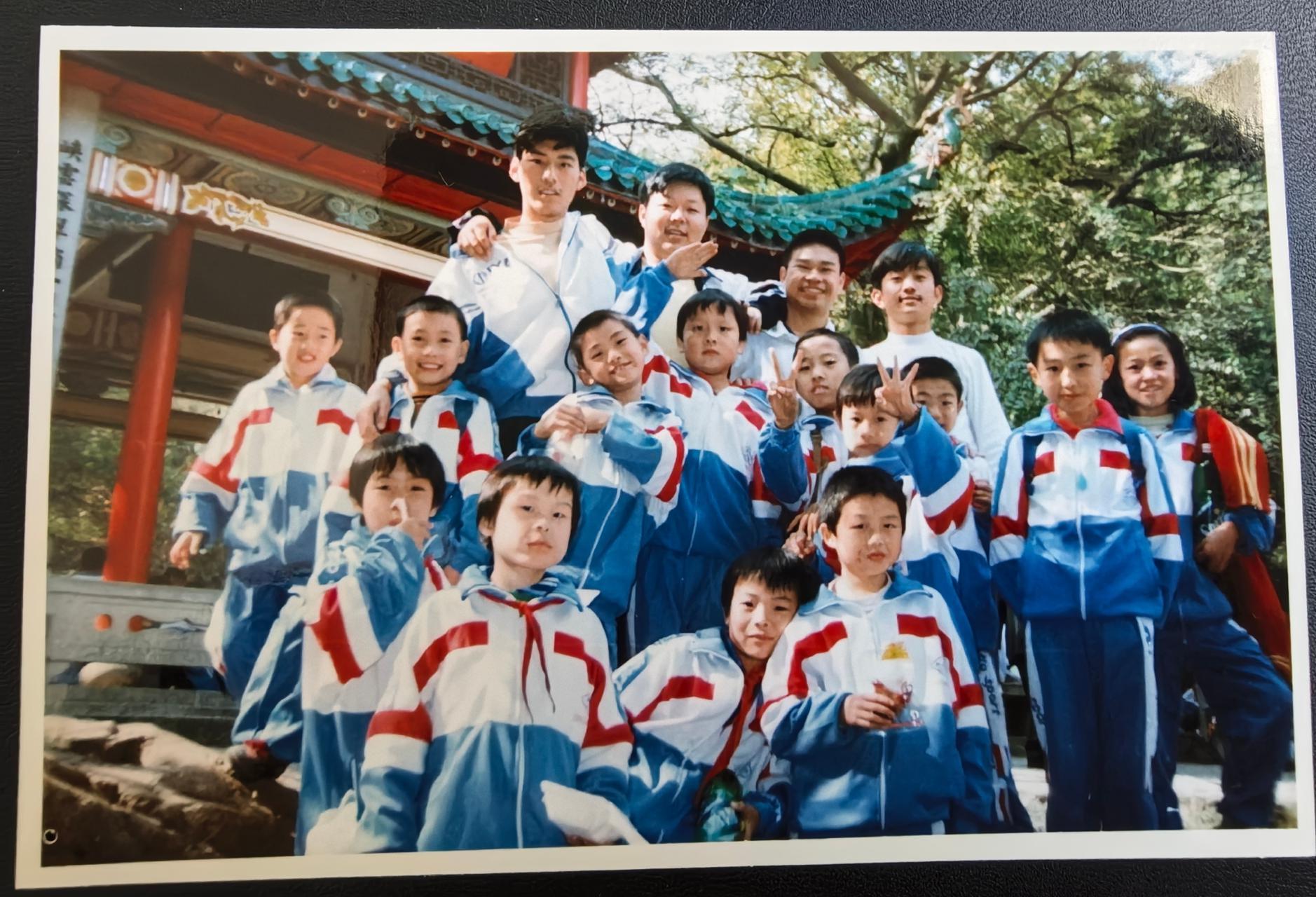 1997爱晚亭前的邂逅,2024微信群里的重逢:一张照片找到16人,还差你!